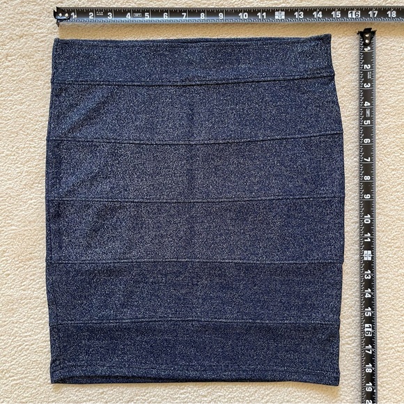 Forever 21 Stretch Mini Skirt Denim Blue With Silver Metallic Threads Size Large - Picture 7 of 8